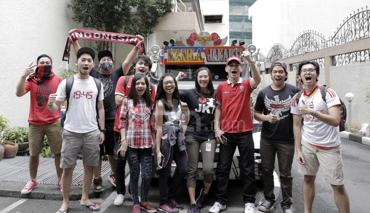 Aksi Suporter Merah-Putih yang tinggal di Filipina saat memberi dukungan untuk Timnas Indonesia melawan Thailand pada laga AFF Suzuki Cup 2016 di Philippine Sports Stadium, (19/11/2016).  (Bola.com/Nicklas Hanoatubun)
