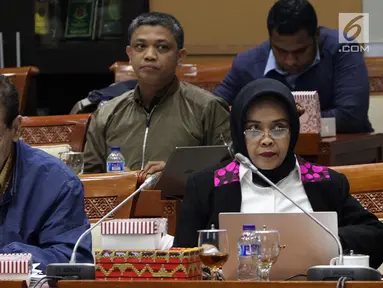Kepala Badan Pembinaan Hukum Nasional Enny Nurbaningsih (kanan) dan anggota tim pemerintah pembahasan RUU KUHP yang juga pakar hukum Muladi mengikuti rapat RUU KUHP dengan Komisi III DPR, Jakarta, Senin (5/2). (Liputan6.com/Johan Tallo)