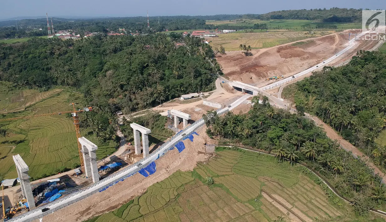 Foto udara antrean kendaraan pemudik saat melintasi tanjakan Jembatan Kali Kenteng di ruas tol fungsional Salatiga-Kartasura, Kab Semarang, Jateng, Selasa (12/6). Kepadatan karena pengguna jalan harus bergantian melewati. (Liputan6.com/Arya Manggala)
