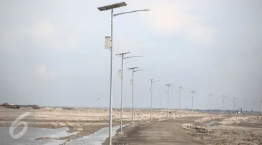 Lampu-lampu jalan dengan tenaga matahari terpasang di Proyek Reklamasi Pulau C dan D di Jakarta, Rabu (4/5/2016). Pulau C dan D merupakan hasil reklamasi, satu dari 17 pulau reklamasi di Teluk Jakarta. (Liputan6.com/Faizal Fanani)