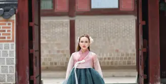 Tampak dalam unggahan terbarunya, Shandy mengenakan hanbok dengan warna-warna lembut namun elegan. [@shandyaulia].