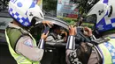 Seorang pengedara menunjukkan rotator yang ada di mobil pribadinya saat terjaring razia polisi di Jakarta, Jumat (13/10). Pihak polisi menjelaskan, lampu rotator hanya diperbolehkan bagi kendaraan dinas tertentu. (Liputan6.com/Angga Yuniar)