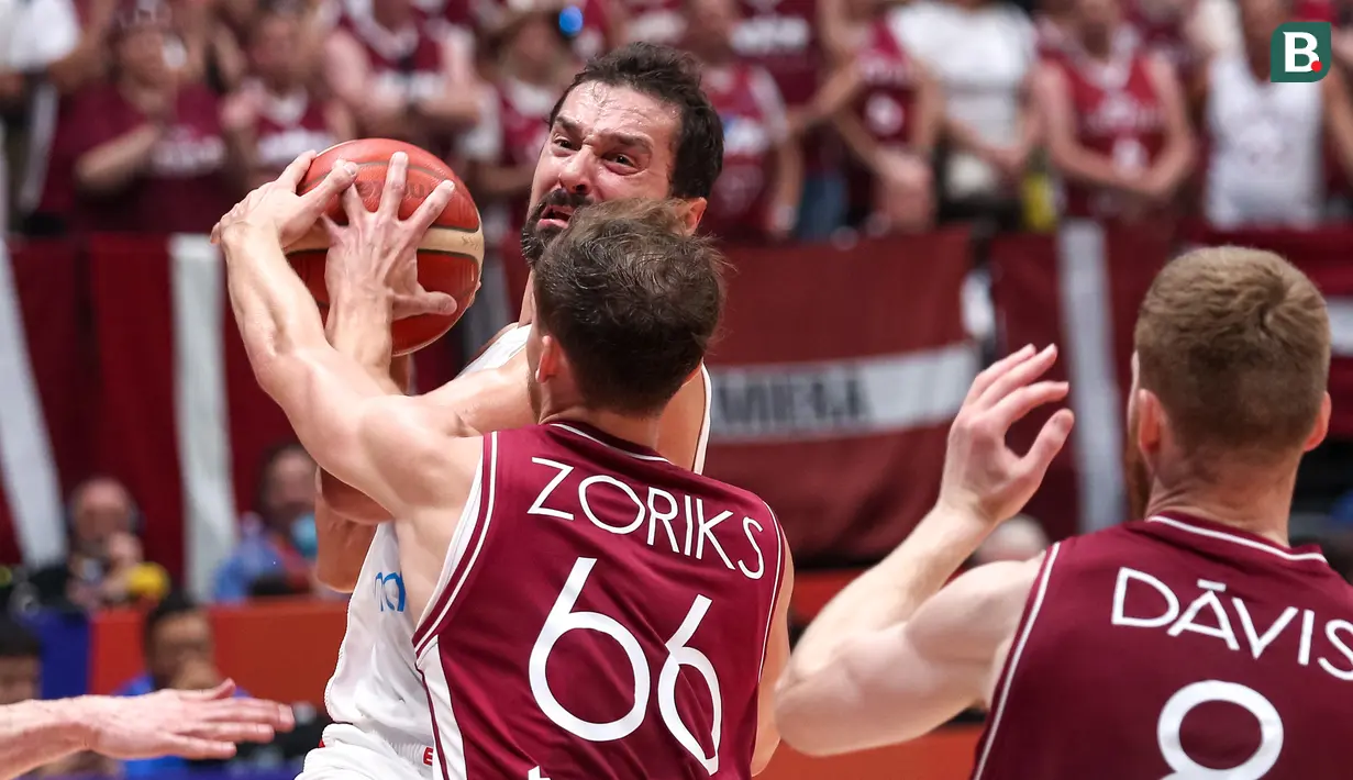 Pebasket Spanyol, Sergio Llull (kiri) berusaha mengumpan bola dihalangi pebasket Latvia, Kristers Zoriks pada laga Grup L Piala Dunia FIBA 2023 di Indonesia Arena, Senayan, Jakarta, Jumat (01/09/2023). Spanyol kalah dengan skor 69-74. (Bola.com/Bagaskara Lazuardi)