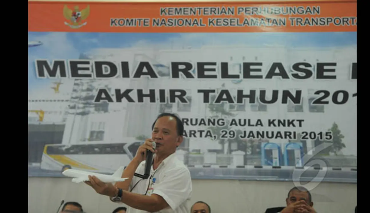 Anggota Tim Investigasi AirAsia QZ8501, Kapten Ertata Lananggalih menjelaskan perkiraan proses jatuhnya pesawat saat berlangsungnya Media Rilis KNKT Tahun 2014 di Jakarta, Kamis (29/1/2015). (Liputan6.com/Herman Zakharia)