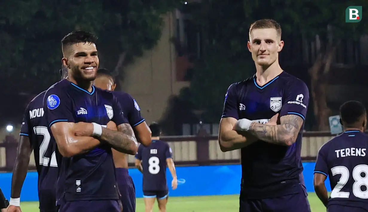 Pemain Borneo FC, Leo Gaucho dan Berguinho merayakan gol ke gawang Semen Padang dalam laga perdana Liga 1 2024/2025 yang berlangsung di Stadion Sekolah Tinggi Ilmu Kepolisian (STIK), Jakarta Selatan, Senin (12/8/2024). (Bola.com/M Iqbal Ichsan)