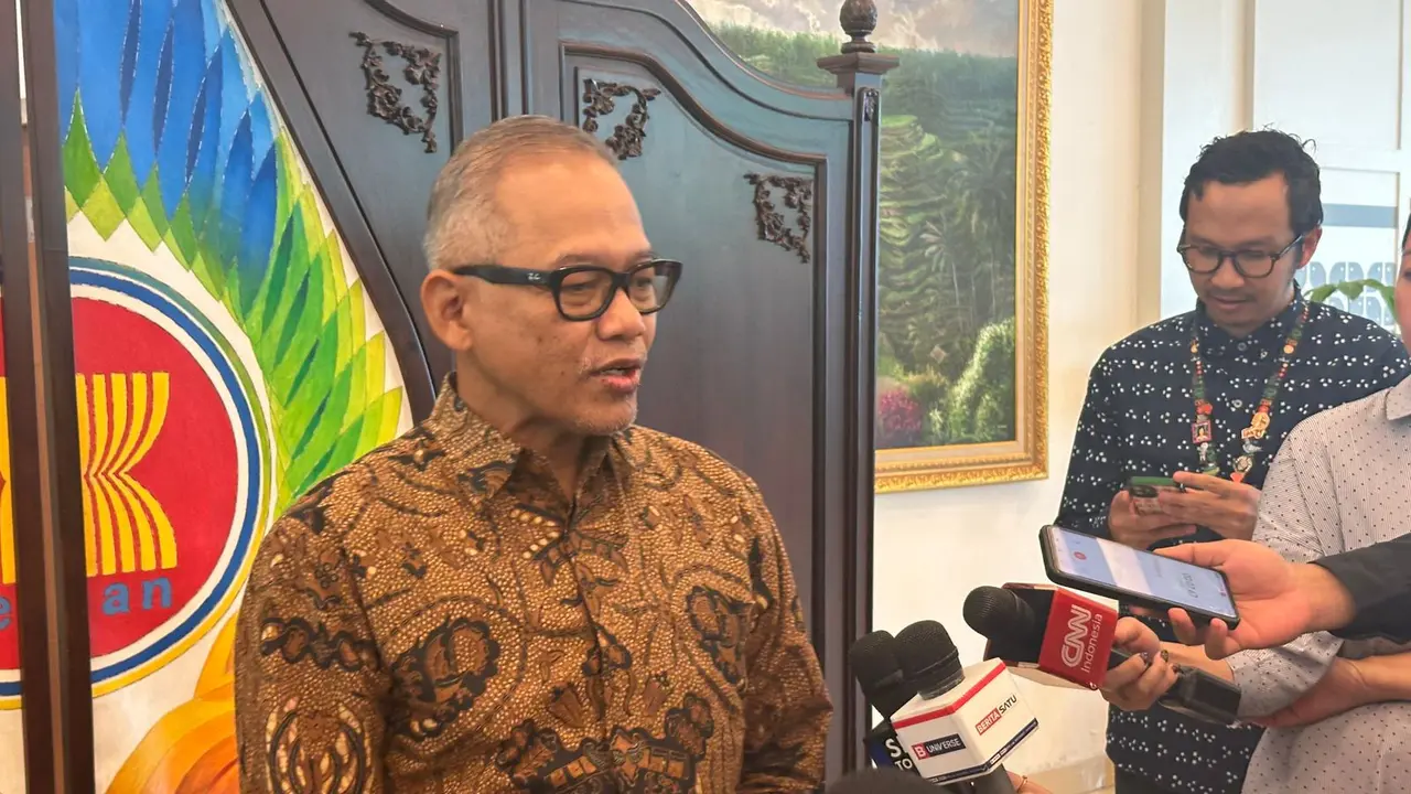 Direktur Asia Tenggara Kementerian Luar Negeri RI Mirza Nur Hidayat dalam acara peluncuran logo 75 tahun hubungan diplomatik antara Indonesia dan Thailand di Kemlu RI, Kamis (30/1/2025). (Liputan6.com/Benedikta Miranti)