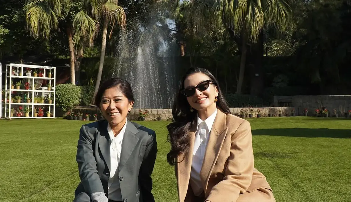 Menteri Komdigi Meutya Hafid dan Raline Shah tampil kembar dengan setelan jas bernuansa monokrom. Hanya saja, Raline Shah pilih warna cokelat muda [@ralineshah]