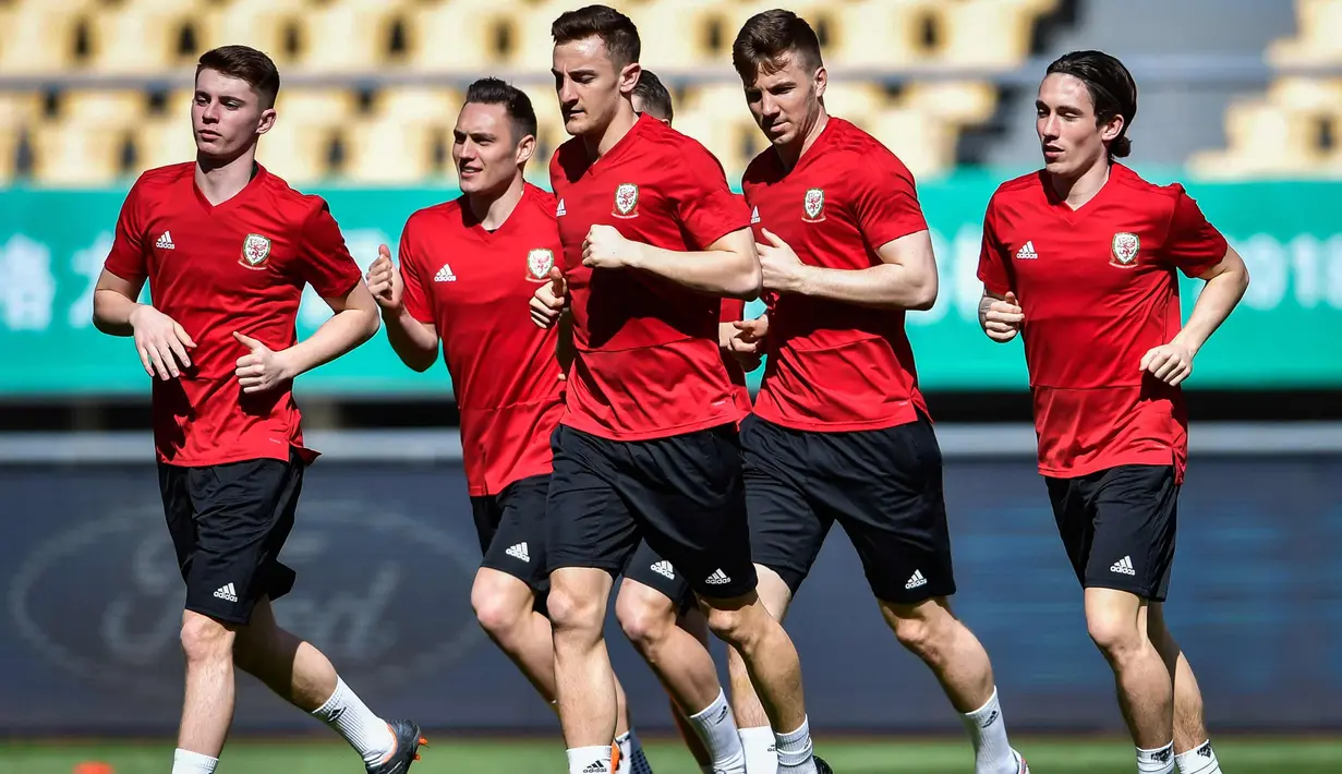 Para pemain Wales melakukan pemanasan saat latihan jelang turnamen Piala China di Nanning, di wilayah Guangxi Selatan (20/3). (AFP Photo/China Out)