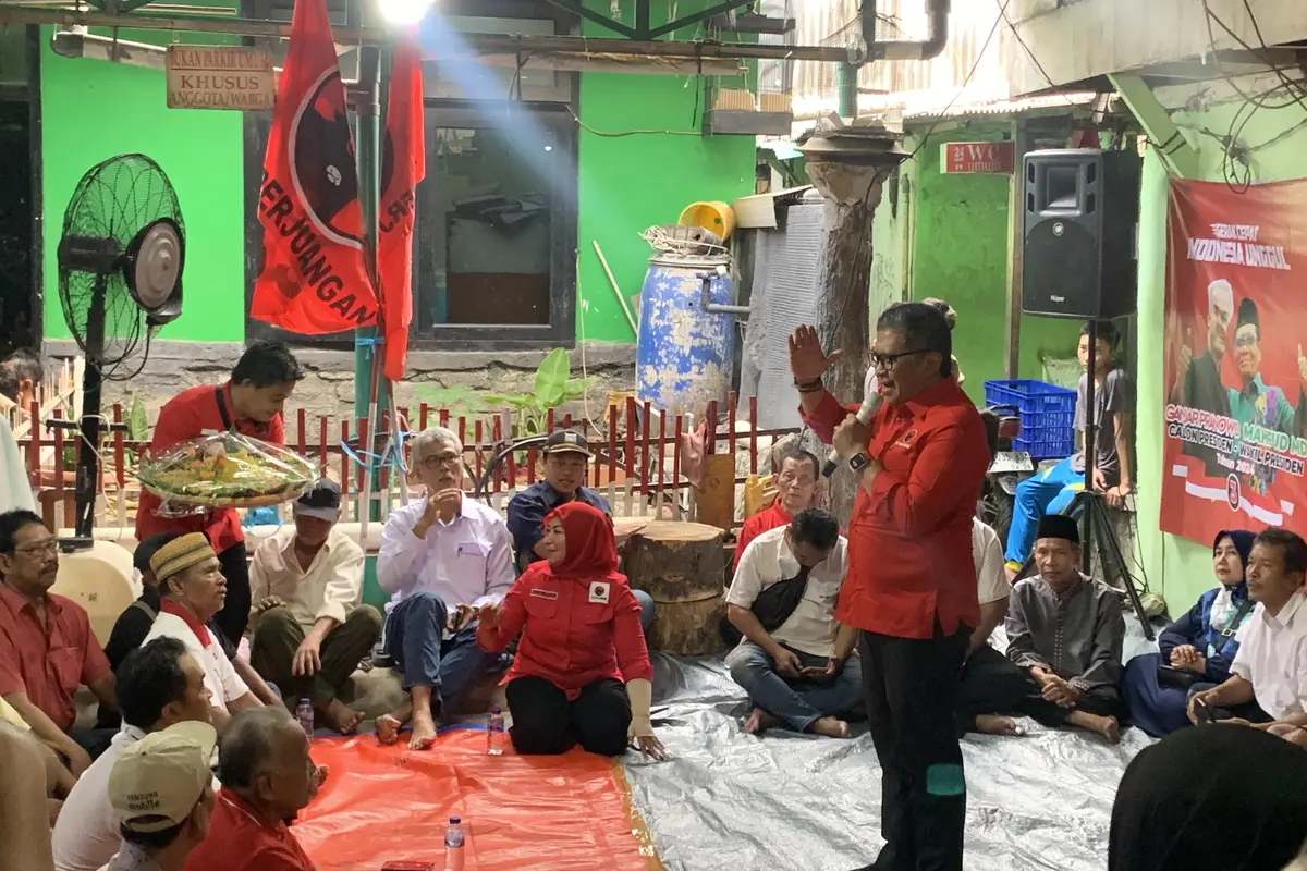 HUT ke-51 PDIP, Sekjen PDIP Potong Tumpeng