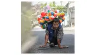 Memiliki Keterbatasan Fisik, Sosok Penjual Balon Keliling Ini Bikin Haru (sumber:Instagram/@thoryc.id)