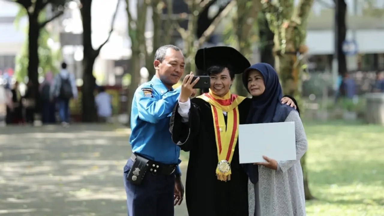 Retnaningtyas, Anak Satpam UGM Raih Gelar Doktor