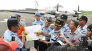 TNI Angkatan Udara (AU) saat memberi keterangan kepada wartawan terkait pesawat asal Singapura yang masuk wilayah Indonesia tanpa izin, Pontianak, Kalbar, Selasa (28/10/2014). (Liputan6.com/Raden AMP)