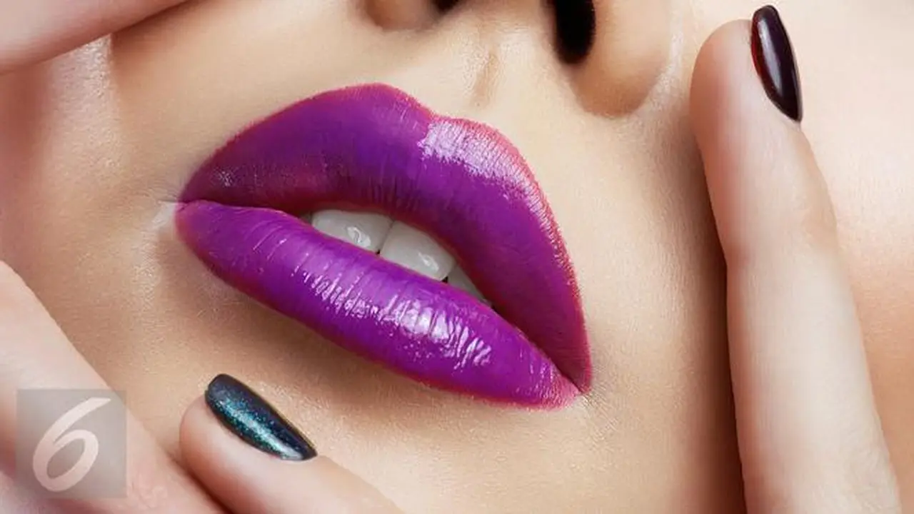 Ragu Mengaplikasikan Lipstik Berwarna Gelap? Ini Tipsnya