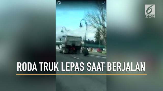 Rekaman video sebuah truk sampah kehilangan rodanya ketika melewati jalanan kota.