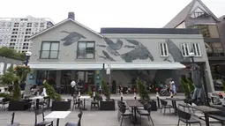 Mural terlihat di dinding restoran dalam acara Yorkville Murals 2020 di Toronto (29/8/2020). Dengan karya mural artistik dan implementasi aktivasi budaya, acara tahunan ini dimulai Jumat (28/8) hingga Minggu (30/8) sebagai perayaan seni publik dan gerakan mural kontemporer. (Xinhua/Zou Zheng)