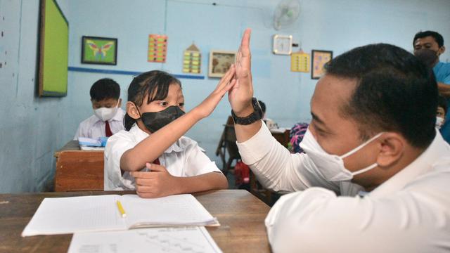 Wali kota Surabaya Eri Cahyadi saat meninjau PTM penuh di sekolah Surabaya. (Dian Kurniawan/Liputan6.com)
