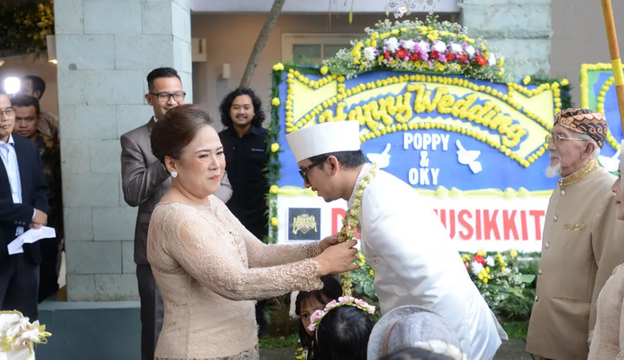 "Saya pengennya motor trail kan. Cuma nanti kalau motor trailnya dijual apa kabar? Jadi mungkin logam mulia dulu nanti akan saya uangkan menjadi motor trail," ujar Poppy sambil tertawa. (Bayu Herdianto/KapanLagi.com)