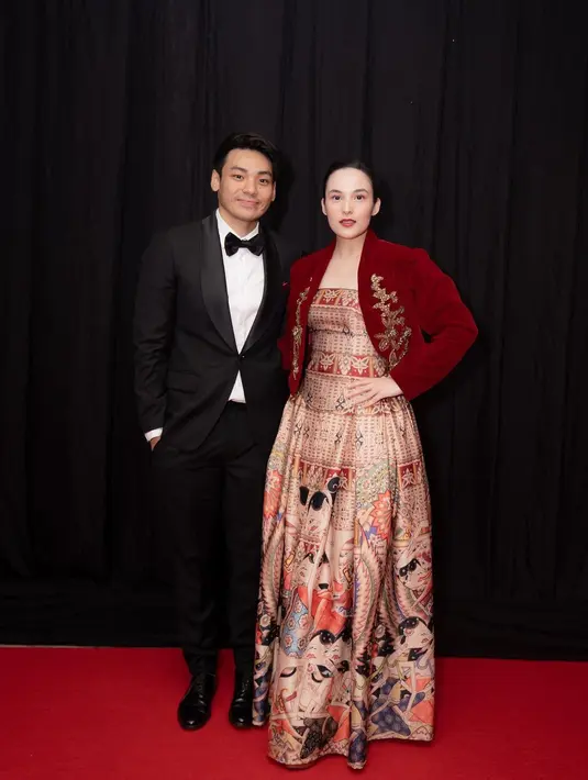 Chelsea Islan datang bersama tunangannya, Rob Clinton Kardinal ke acara malam puncak Festival Film Indonesia 2022. Turut memeriahkan acara FFI 2022 sebagai tamu undangan, Chelsea Islan tampil cantik. Desainer Hagai Pakan sebagai fashion stylish-nya dalam acara FFI 2022, Chelsea Islan bikin pangling. Wajahnya dipoles oleh MUA ternama Ryan Ogilvy, bintang film Sebelum Iblis Menjemput ini makin pancarkan pesonanya. (Liputan6.com/IG/@chelseaislan)