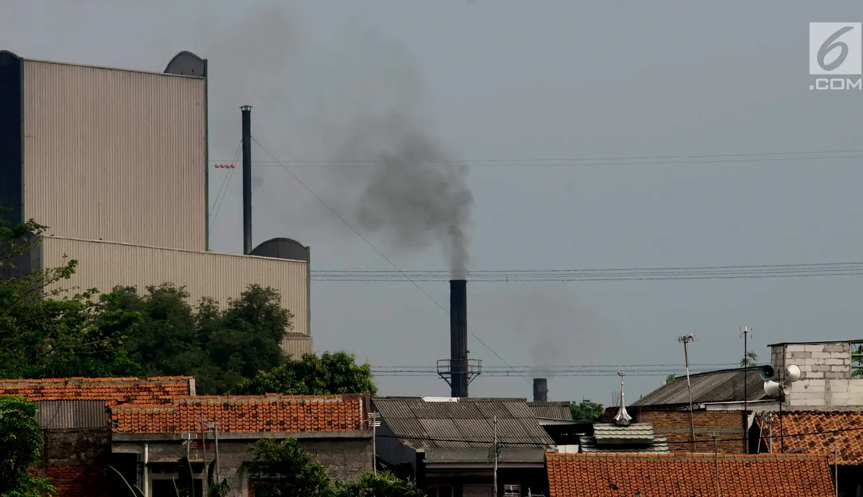 Cerobong pabrik mengeluarkan asap hitam, Jakarta, Kamis (4/7/2019). Organisasi lingkungan Greenpeace menyatakan kualitas udara Jakarta saat ini terpantau sangat tidak sehat dengan angka 165 AQI atau Indeks Kualitas Udara. (merdeka.com/Imam Buhori)