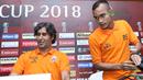 Pelatih Persija, Stefano Teco (kiri) dan Riko Simanjuntak saat  mengikuti konferensi pers Piala AFC 2018 di Hotel Sultan, Jakarta (27/2/2018). Persija akan menjamu Tampines Rovers pada 28 Februari 2018. (Bola.com/Nick Hanoatubun)