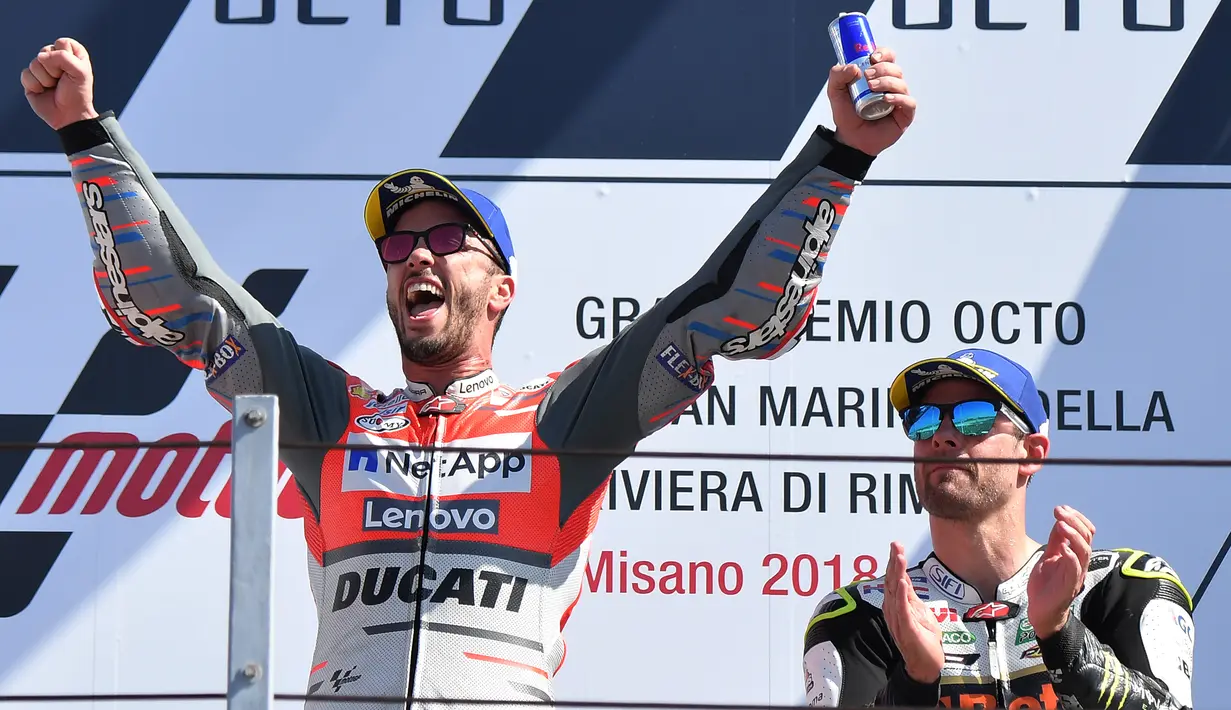 Pembalap Ducati, Andrea Dovizioso merayakan kemenangan menempati posisi pertama pada balapan MotoGP San Marino disusul Marc Marquez dan Cal Crutchlow di Sirkuit Marco Simoncelli, Misano (9/9). (AFP FOTO / Tiziana Fabi)