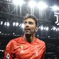 Kiper Juventus, Gianluigi Buffon, usai mengalahkan Bologna pada laga Serie A Italia di Stadion Juventus, Turin, Sabtu (19/10). Juventus menang 2-1 atas Bologna. (AFP/Marco Bertorello)