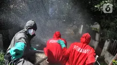Petugas pemadam kebakaran Ciganjur menyemprotkan disinfektan di kawasan RW 015, Srengseng Sawah, Jakarta, Sabtu (26/12/20220). Setiap harinya, petugas Damkar ini berkeliling memenuhi permintaan warga untuk menyemprotkan disinfektan guna memutus penyebaran Covid-19. (merdeka.com/Arie Basuki)