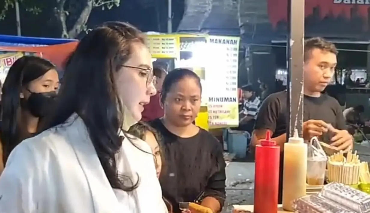Istri Emil Dardak ini terlihat serius saat mengantre beli telur gulung. Ia terlihat antusias menanti telur gulungnya dibuatkan. Arumi pun dengan bersabar menanti telur gulung yang dipesannya di salah satu lapak di pasar malam. (Liputan6.com/IG/arumibachsin_94)