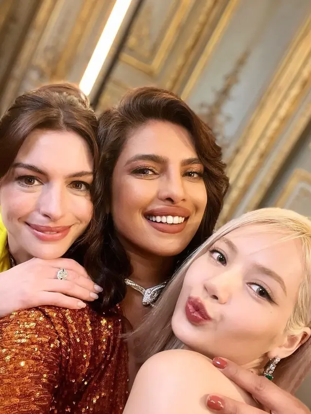 Lisa BLACKPINK dan Anne Hathaway