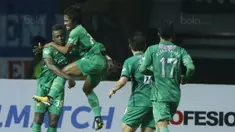 Para pemain Bhayangkara FC merayakan gol yang dicetak Ilham Udin Armaiyn ke gawang Arema FC pada laga Liga 1 di Stadion Patriot, Bekasi, Jumat (4/8/2017). Bhayangkara FC menang 2-1 atas Arema FC. (Bola.com/M Iqbal Ichsan)