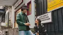 Pasangan Vidi Aldiano dan Sheila Dara memilih tampilan layering yang santai namun tetap stylish saat liburan ke Macau. Dengan mengenakan jaket berkerah dipadukan celana jeans, keduanya memberikan kesan kasual yang chic. [@vidialdiano].