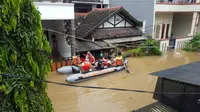 Ratusan warga Perumahan Villa Taman Kartini Bekasi terpaksa mengungsi ke tempat yang lebih aman lantaran rumah mereka sudah terendam banjir, Selasa (25/2/2020). (Liputan6.com/Bam Sinulingga)