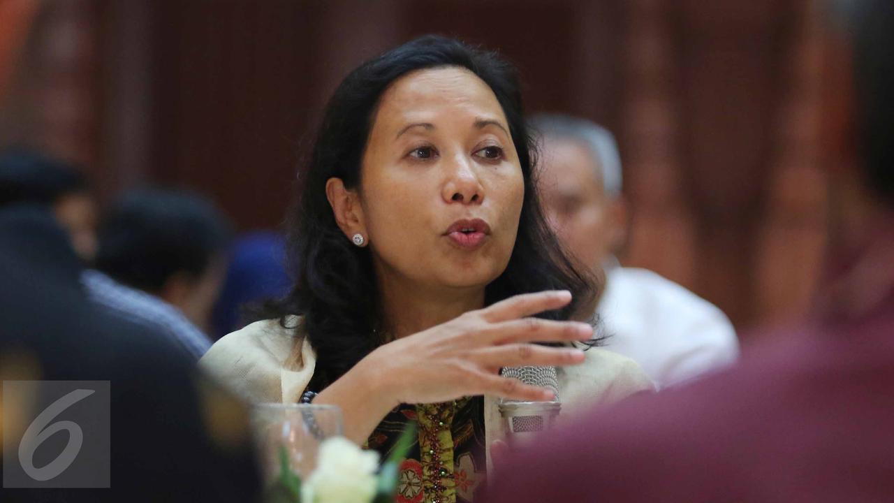 Menteri BUMN Rini Soemarno berjalan kaki hingga 7 km ke dalam hutan hanya demi menemukan potensi apa yang bisa dikembangkan di Tasikmalaya.