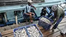 Aktivitas nelayan saat bongkar muat ikan di dermaga Kalibaru, Cilincing, Jakarta, Rabu (23/3/2022). Sejumlah jenis ikan konsumsi harian rumah tangga seperti ikan kembung, layang, cakalang, dan tongkol mengalami kenaikan harga akibat tingginya permintaan jelang Ramadan (merdeka.com/Iqbal S Nugroho)