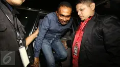 Bupati Buton, Samsu Umar Abdul Samiun saat tiba di Gedung KPK, Jakarta, Rabu (25/1). Samsu Umar kembali dipanggil KPK dengan paksa karena sebelumnya telah mangkir dua kali. (Liputan6.com/Helmi Afandi)