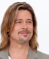 Dalam sebuah acara jalan-jalan keluarga ke Glendale, California, Brad Pitt memamerkan tato di lengan kanannya. (Bintang/APE)