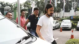 Marcello Tahitoe alias Ello turun dari mobil setibanya di Rumah Sakit Ketergantungan Obat (RSKO) Cibubur, Jakarta Timur, Senin (14/8). Sebelumnya Ello ditetapkan sebagai tersangka dan ditahan di Polres Metro Jakarta Selatan. (Liputan6.com/Herman Zakharia)