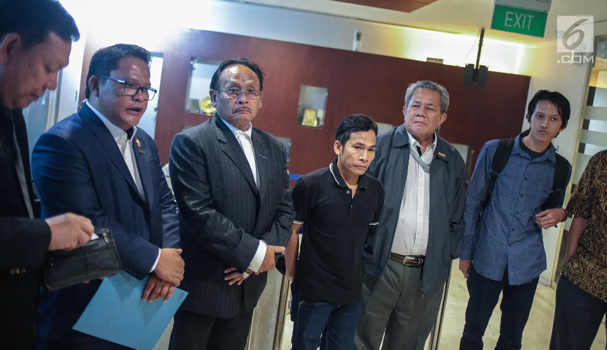Mantan terpidana mati kasus pembunuhan Yusman Telaumbanua (kedua kiri) usai pertemuan tertutup dengan pihak kontras terkait pelaporan mantan penasihat hukum Yusman di Kantor Peradi, Jakarta, Rabu (21/11).  (Liputan6.com/Faizal Fanani)