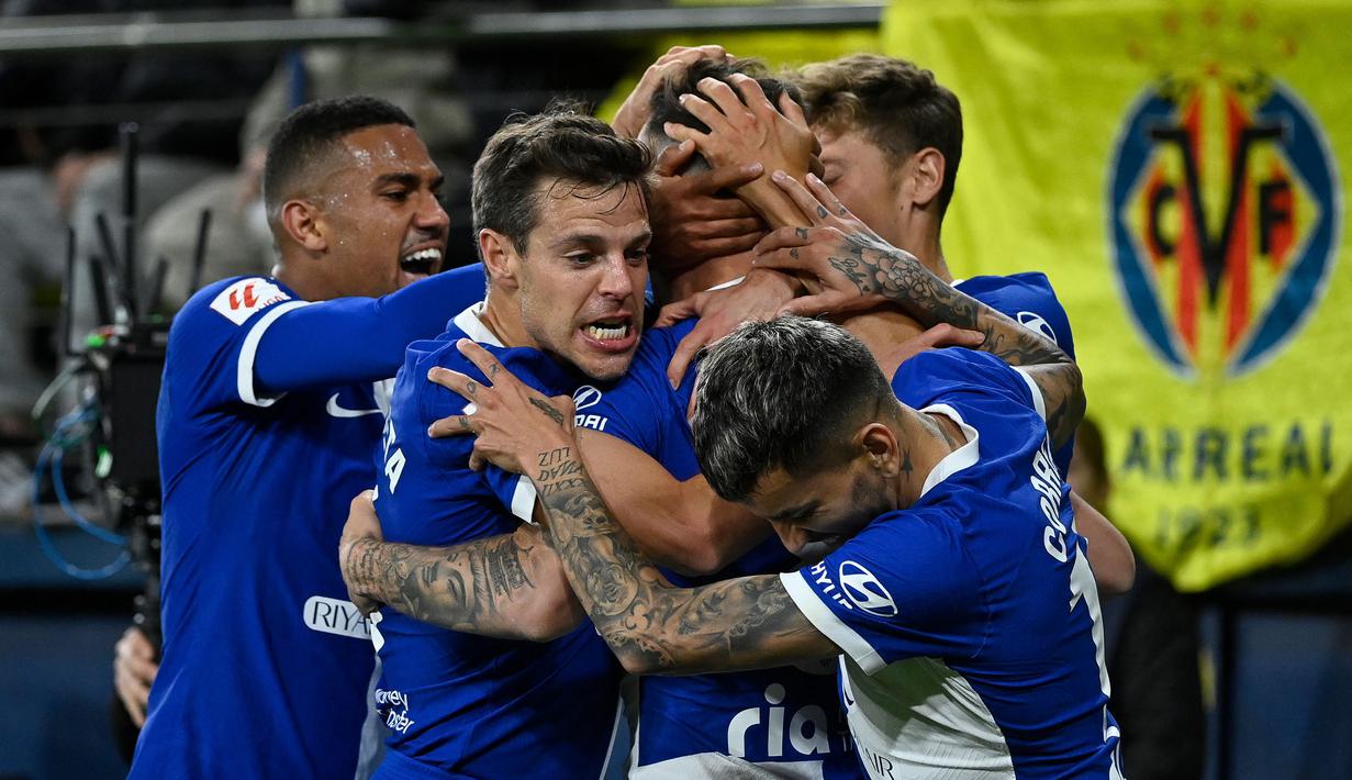 Sejumlah pemain Atletico Madrid merayakan gol kemenangan yang dicetak oleh Saul Niguez pada laga lanjutan Liga Spanyol 2023/2024 melawan Villareal di La Ceramica Stadium, Villareal, Spanyol, Selasa (02/04/2024) dini hari WIB. (AFP/Jose Jordan)