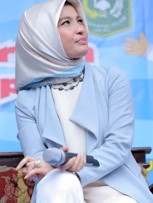 "Awal-awalnya dia sedih. Dia merasa aku nggak cinta karena harus berpisah jauh. Cuma aku melihat jauh ke depan. Saat salat, dia bisa jadi imam, bacaan surat-surat Alquran-nya bagus," ucap Arzetty Bilbina. (Deki Prayoga/Bintang.com)