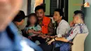 Andi tampak sedang berbincang-bincang dan melepas rindu dengan keluarga tercinta (Liputan6.com/ Abdul Aziz Prastowo)