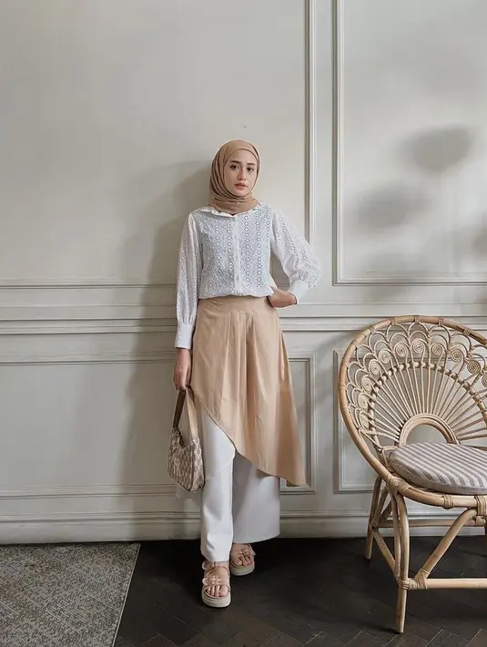 Cukup foto dengan latar tembok rumah warna netral dengan sedikit furnitur di ruangan. Foto-mu jadi lebih aesthetic. [Foto: IG/helminursifah].