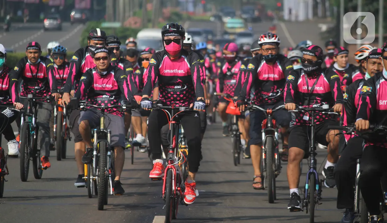Deputy CEO Smartfren Djoko Tata Ibrahim bersama peserta saat mengikuti Gowes Asik Smartfren Bareng Outlet dan Distributor (Gasbro) 2020 di Tangerang Selatan, Minggu (8/11/2020). Fun bike dengan menerapkan protokol kesehatan juga diisi dengan pembagian masker kepada warga sekitar. (Liputan6.com/Pool)