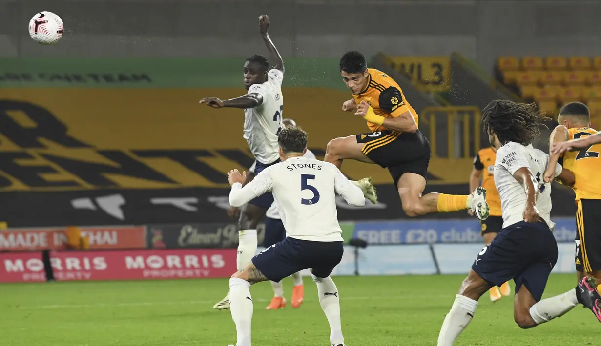 Pemain Wolverhampton Wanderers Raul Jimenez (tengah) mencetak gol ke gawang Manchester City pada pertandingan Liga Premier Inggris di Stadion Molineux, Wolverhampton, Inggris, Senin (21/9/2020). The Citizens sukses menjinakkan tuan rumah dengan skor 3-1. (Stu Forster/Pool via AP)