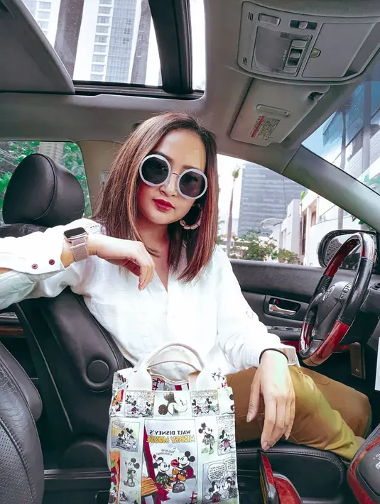PJ juga menjajal bisnis di bidang fashion, sesuai dengan passion dan bakatnya sebagai desainer. Jadi tak heran jika ia selalu memperhatikan penampilannya. Ketika berpergian PJ tampil kasual dengan kemeja putih yang dipadukan dengan celana warna mustard. (Liputan6.com/IG/@nyonyahpjofficial)