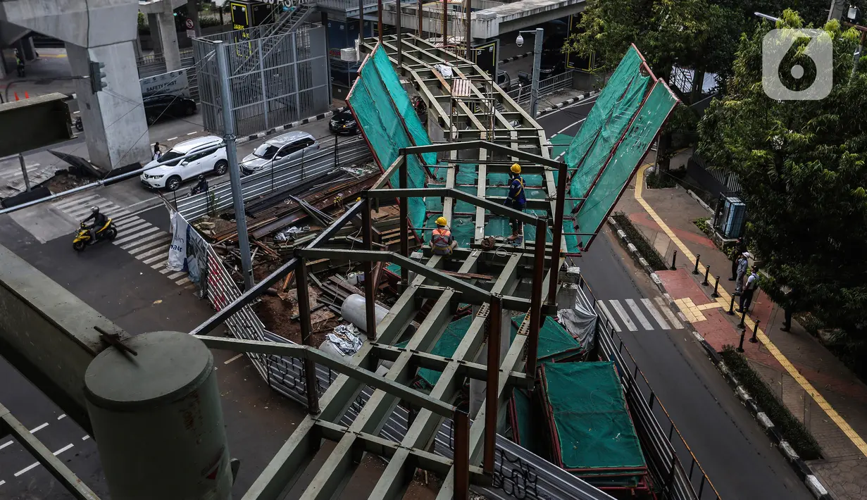 Kendaraan melintas dekat proyek pembangunan Jembatan layang (skybridge) CSW di Jakarta, Selasa (9/3/2021). Proyek pembangunan jembatan layang atau skybridge untuk integrasi Halte Transjakarta CSW di Stasiun MRT Asean ditargetkan selesai pada Mei 2021. (Liputan6.com/Johan Tallo)