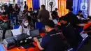 <p>Petugas mendata pengirim sepeda motor di Stasiun Kampung Bandan, Jakarta Utara, Selasa (26/4/2022). PT Kereta Api Indonesia (KAI) Logistik (Kalog) menyediakan 9.280 kuota pengiriman sepeda motor gratis selama arus mudik dan arus balik Lebaran 2022. (Liputan6.com/Herman Zakharia)</p>