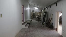 Suasana ruang ganti di Stadion Rizal Memorial, Manila, Senin (25/11). Meski akan digunakan besok untuk cabang sepak bola SEA Games 2019 namun kondisinya masih belum layak. (Bola.com/M Iqbal Ichsan)