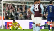 Kiper Aston Villa, Emiliano Martinez, tampak putus asa di akhir pertandingan leg kedua perempat final Liga Champions antara Aston Villa dan Paris Saint-Germain di stadion Villa Park, Birmingham, Inggris, Rabu dini hari WIB (16-4-2025). (Foto AP/Frank Augstein)