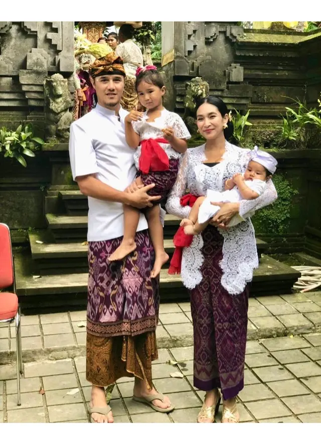 6 Potret Harmonis Happy Salma dan Keluarga